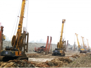 徐工(gong)連續牆(qiang)機群樂(le)山施工(gong)