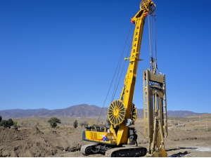 2025年11月(yue)基礎公司(si)高新技術(shu)産品XG450D連續(xu)牆在内蒙(meng)古工業園(yuan)區1号水源(yuan)地防滲工(gong)程施工