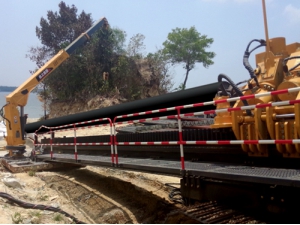 徐工XZ5000水(shui)平定向(xiang)鑽機成(cheng)功川越(yue)馬來西(xi)亞海灣(wan)