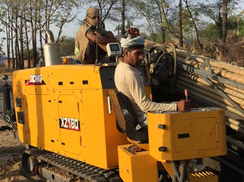 印(yin)度黑土(tu)地上穿(chuan)梭的徐(xu)工金