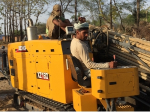 印度(du)黑土地(di)上穿梭(suo)的徐工(gong)金